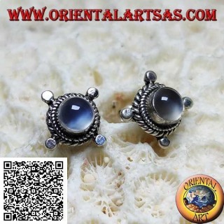 Orecchini in argento con pietra di luna tonda contornata da intreccio e dischetti sui punti cardinali