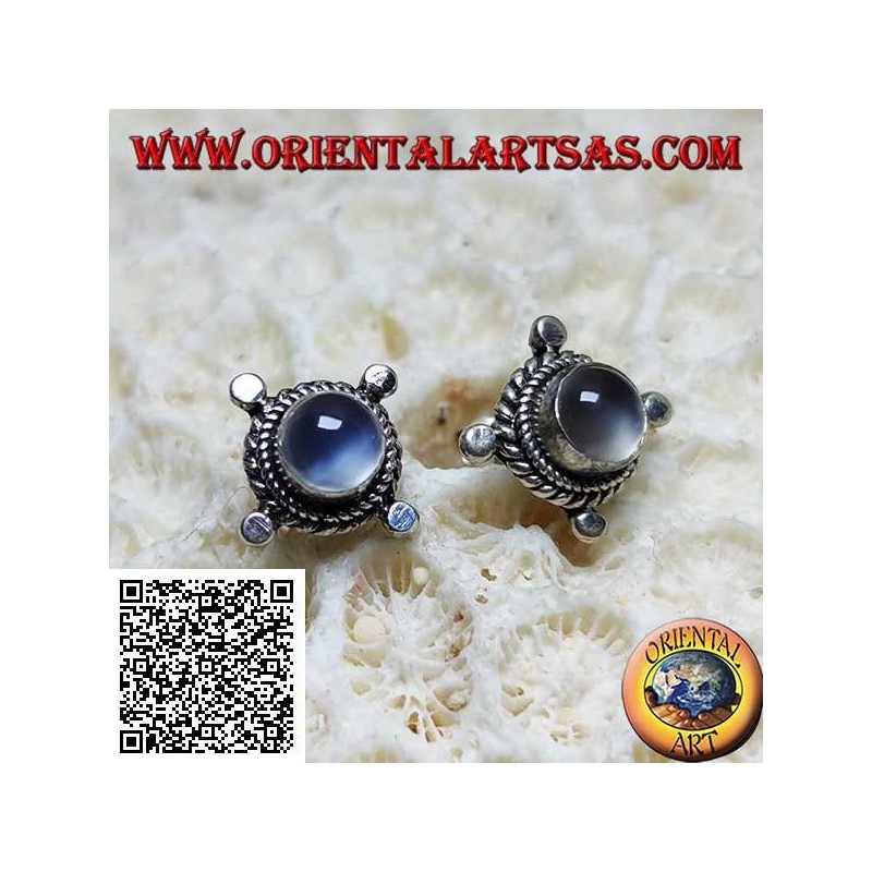 Pendientes de plata con piedra de luna redonda rodeada de entretejidos y discos en los puntos cardinales