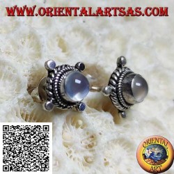 Boucles d'oreilles en argent avec pierre de lune ronde entourées d'entrelacs et de disques sur les points cardinaux