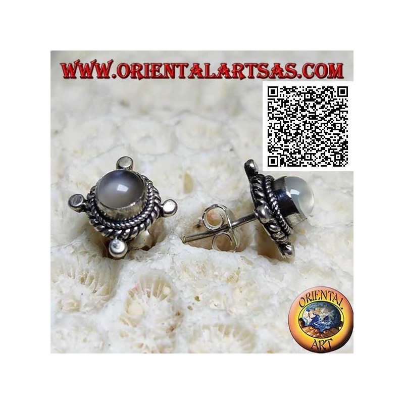 Boucles d'oreilles en argent avec pierre de lune ronde entourées d'entrelacs et de disques sur les points cardinaux
