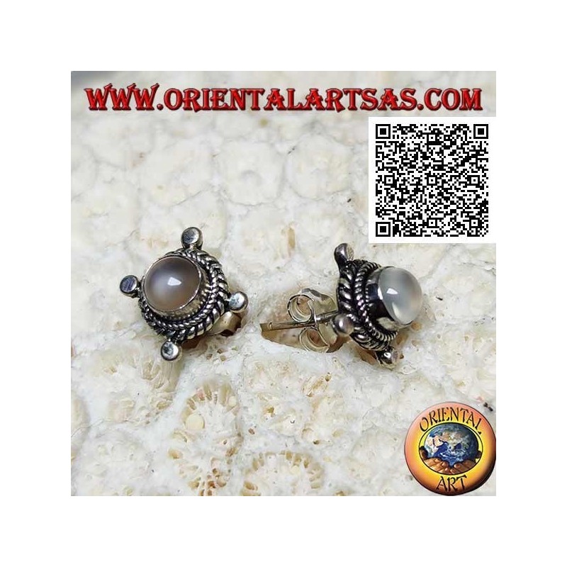 Pendientes de plata con piedra de luna redonda rodeada de entretejidos y discos en los puntos cardinales