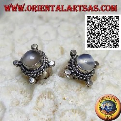 Pendientes de plata con piedra de luna redonda rodeada de entretejidos y discos en los puntos cardinales