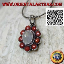 Colgante flor de plata con piedra lunar ovalada rodeada de bolas de coral