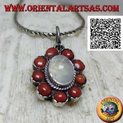 Colgante flor de plata con piedra lunar ovalada rodeada de bolas de coral