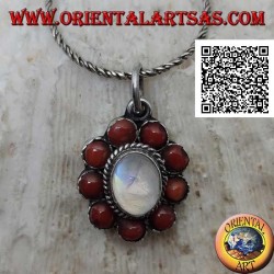 Colgante flor de plata con piedra lunar ovalada rodeada de bolas de coral