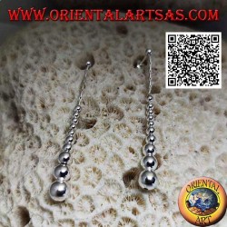 Pendientes de plata con lóbulos con una hilera de bolas de crecimiento suave colgantes