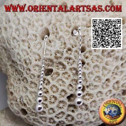 Boucles d'oreilles en argent avec une rangée de boules de croissance lisses suspendues