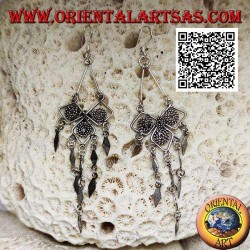 Silberne Hebelohrringe mit ethnischem Motiv und glatt hängenden Rauten