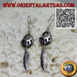 Pendientes de palanca de plata con huella grabada en medalla y colgante de pluma