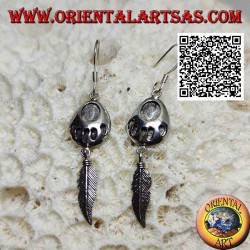 Pendientes de palanca de plata con huella grabada en medalla y colgante de pluma