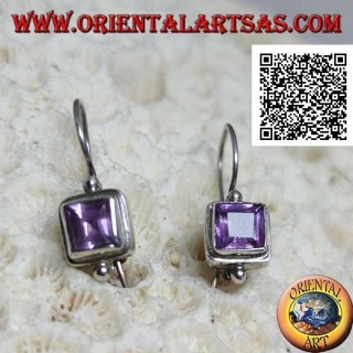 Orecchini in argento con ametista quadrata sfaccettata su montatura liscia con pallina sopra e sotto