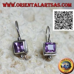 Silberne Ohrringe mit facettiertem quadratischem Amethyst auf glatter Fassung mit Kugel oben und unten