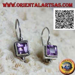 Boucles d'oreilles en argent avec améthyste carrée facettée sur monture lisse avec boule dessus et dessous