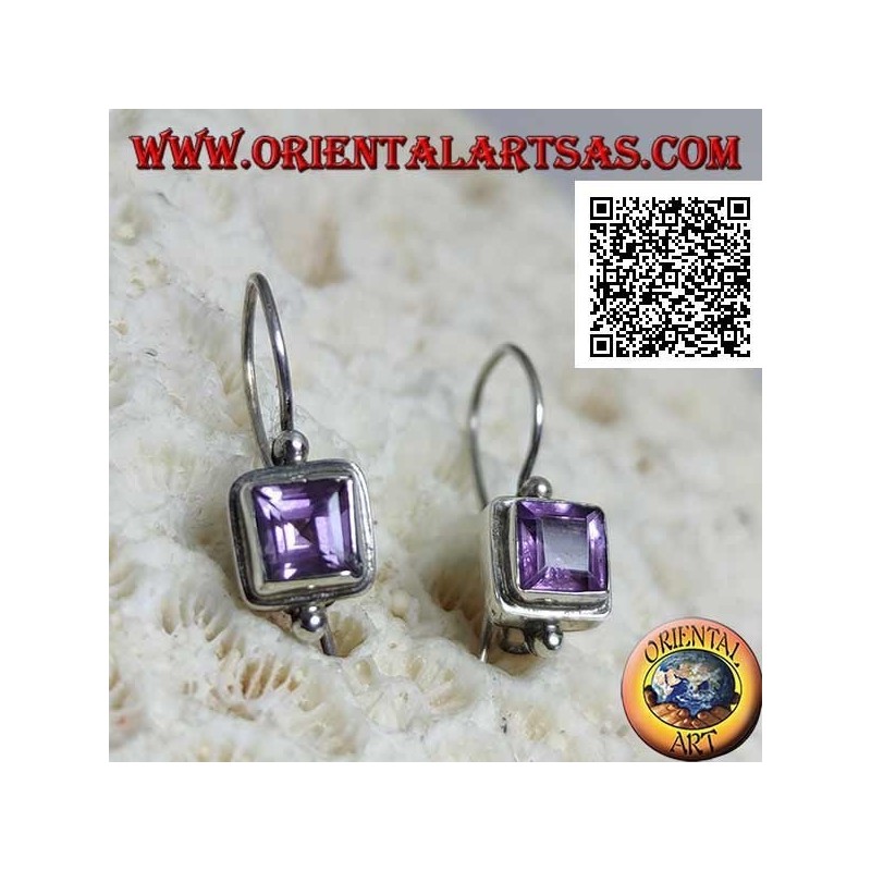 Silberne Ohrringe mit facettiertem quadratischem Amethyst auf glatter Fassung mit Kugel oben und unten