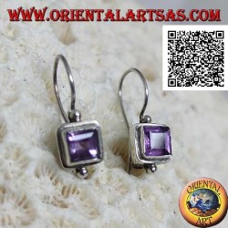 Pendientes de plata con amatista cuadrada facetada en engaste liso con bola arriba y abajo