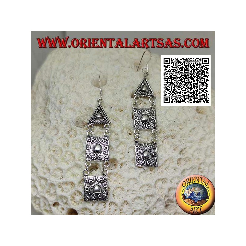 Pendientes de gancho de plata con placas triangulares y cuadradas con decoración en alto relieve