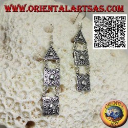 Boucles d'oreilles crochet en argent avec assiettes triangulaires et carrées à décor en haut relief