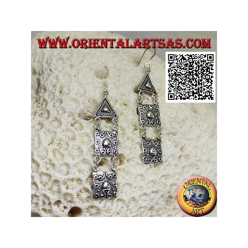 Boucles d'oreilles crochet en argent avec assiettes triangulaires et carrées à décor en haut relief
