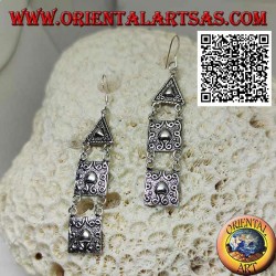 Pendientes de gancho de plata con placas triangulares y cuadradas con decoración en alto relieve