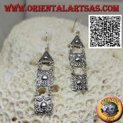 Boucles d'oreilles crochet en argent avec assiettes triangulaires et carrées à décor en haut relief