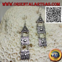 Pendientes de gancho de plata con placas triangulares y cuadradas con decoración en alto relieve
