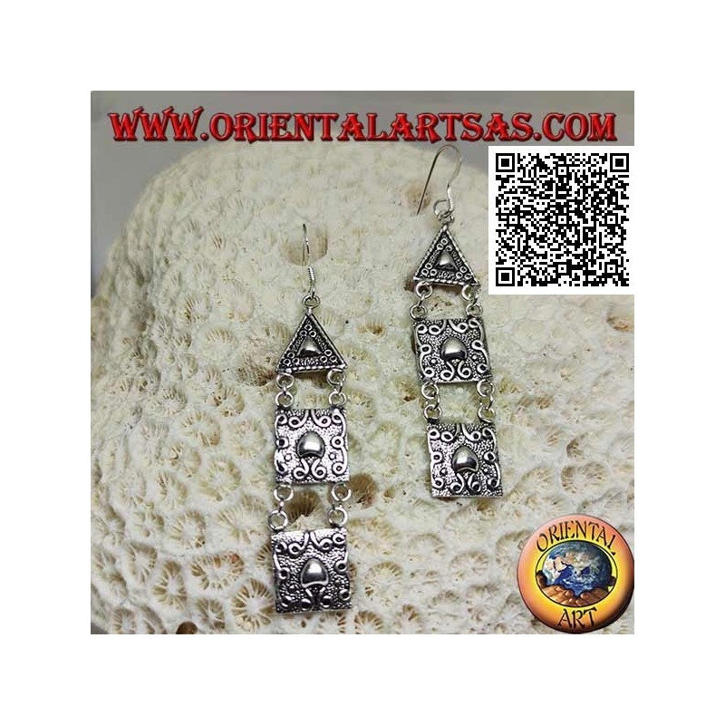 Pendientes de gancho de plata con placas triangulares y cuadradas con decoración en alto relieve