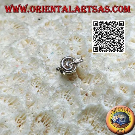Mini orecchino in argento, spirale attraversata centralmente dalla freccia