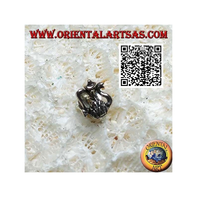 Mini silberner Ohrring, der geschnitzte Krug