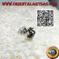 Mini silberner Ohrring, der geschnitzte Krug