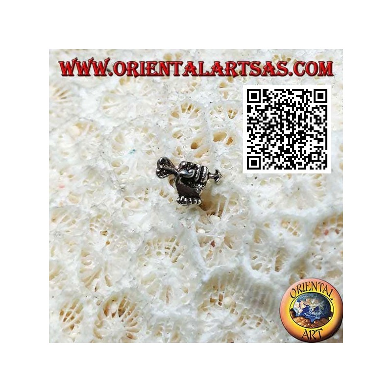 Mini silberner Ohrring, der Pfeil in der Faust