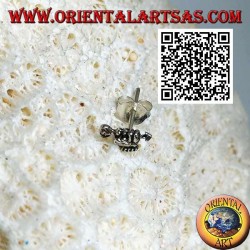 Mini silberner Ohrring, der Pfeil in der Faust