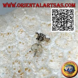 Mini boucle d'oreille en argent, la fléchette dans le poing