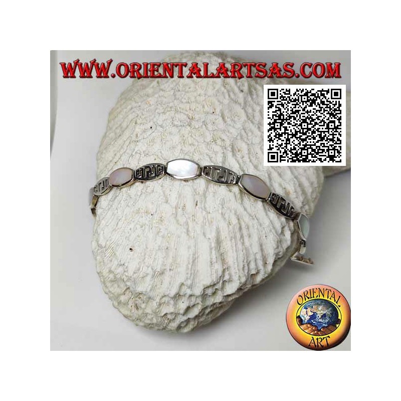Bracelet en argent à plaques rectangulaires arrondies alternant avec un fil de nacre et un motif ajouré