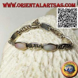 Pulsera de plata con placas rectangulares redondeadas alternadas con hilo de nácar y motivo calado