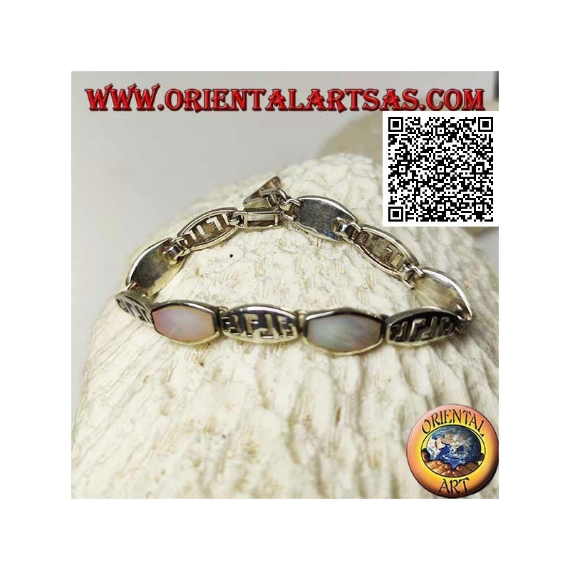 Pulsera de plata con placas rectangulares redondeadas alternadas con hilo de nácar y motivo calado