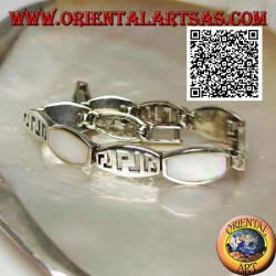 Pulsera de plata con placas rectangulares redondeadas alternadas con hilo de nácar y motivo calado