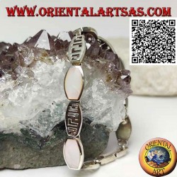 Pulsera de plata con placas rectangulares redondeadas alternadas con hilo de nácar y motivo calado