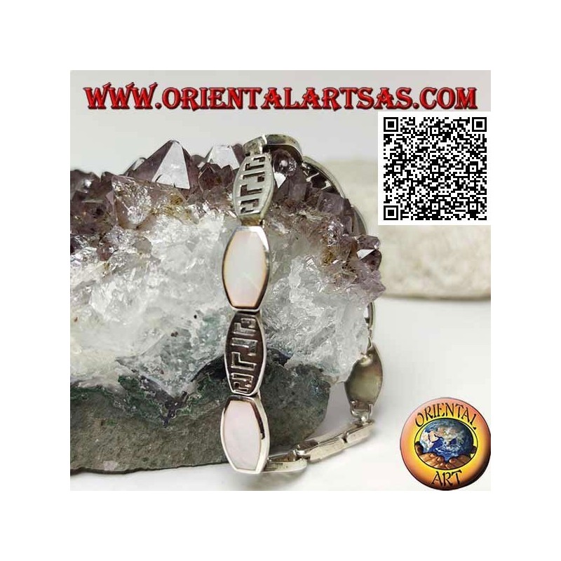 Pulsera de plata con placas rectangulares redondeadas alternadas con hilo de nácar y motivo calado