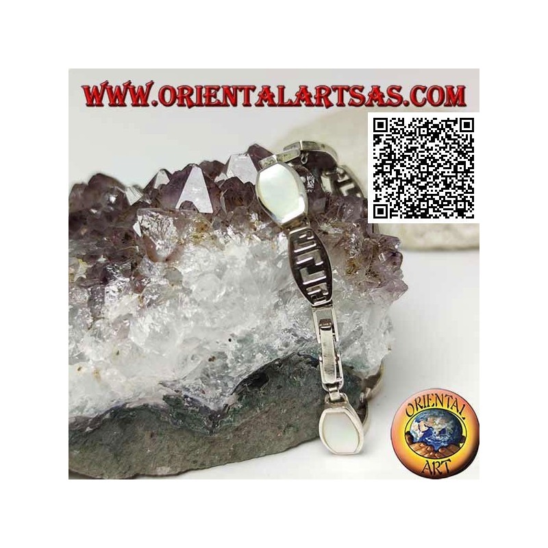 Bracelet en argent à plaques rectangulaires arrondies alternant avec un fil de nacre et un motif ajouré