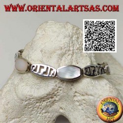 Silberarmband abgerundete rechteckige Platten im Wechsel mit Perlmuttdraht und Lochmotiv