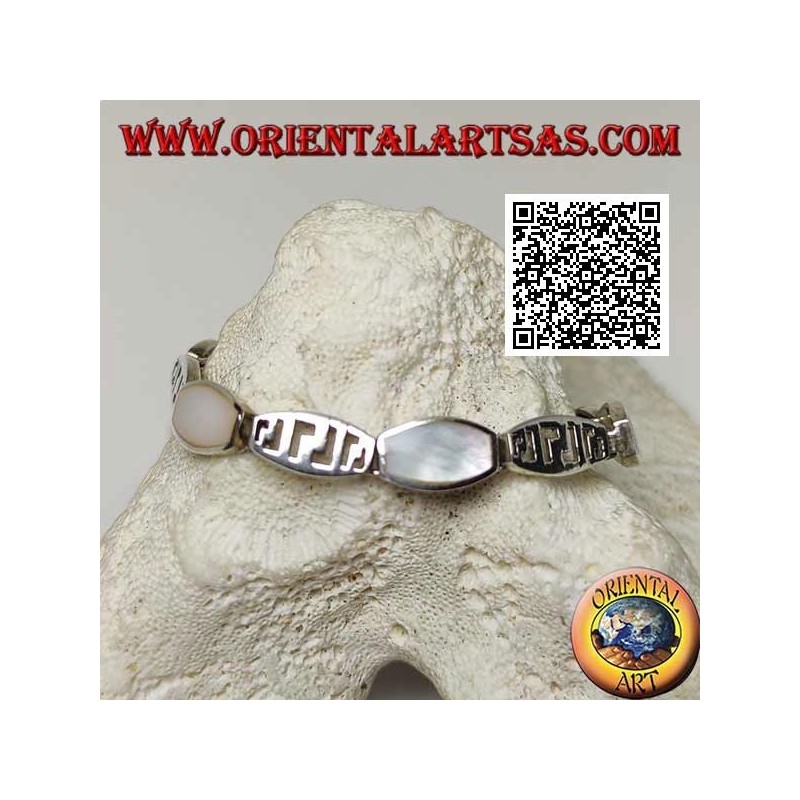 Bracelet en argent à plaques rectangulaires arrondies alternant avec un fil de nacre et un motif ajouré