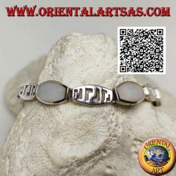 Silberarmband abgerundete rechteckige Platten im Wechsel mit Perlmuttdraht und Lochmotiv