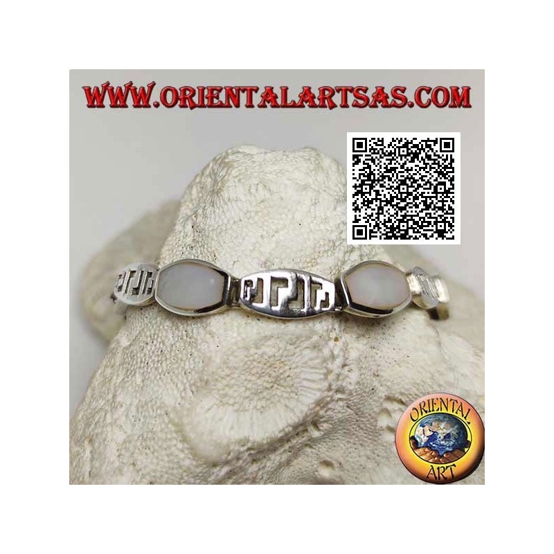 Bracelet en argent à plaques rectangulaires arrondies alternant avec un fil de nacre et un motif ajouré
