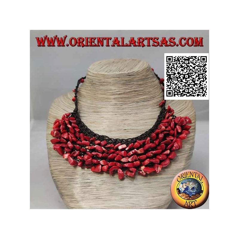 Gargantilla de macramé con cuentas y fragmentos de coral