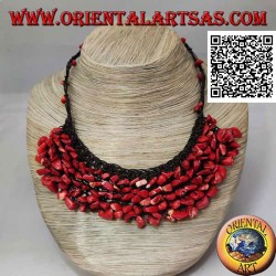 Collier ras de cou en macramé avec perles et fragments de corail