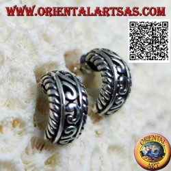 Pendientes semicírculo de plata con decoración calada y cierre de mariposa