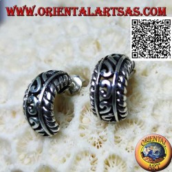 Pendientes semicírculo de plata con decoración calada y cierre de mariposa