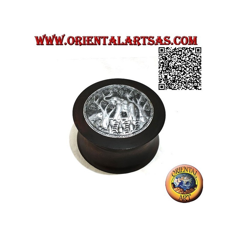 Boîte cylindrique convexe en bois d'acajou avec plaque de nickel ou d'argent d'un éléphant dans la forêt