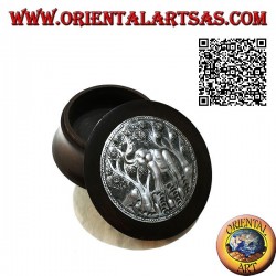 Caja cilíndrica convexa en madera de caoba con placa de níquel o plata de un elefante en el bosque