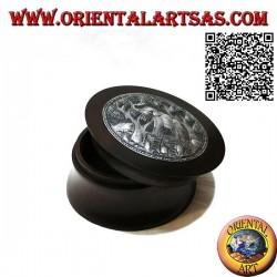 Caja cilíndrica convexa en madera de caoba con placa de níquel o plata de un elefante en el bosque